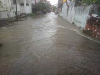 झमाझम बारिश से सड़कें हुईं जलमग्न, एक घंटे तक एक सी रफ्तार से होती रही बारिश