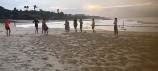 Các cô gái năng khiếu Bình Điền Long An "quậy" nát bãi biển Phan Thiết