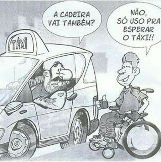 Desenho em preto-e-branco. Um táxi estacionado rente a calçada, o taxista narigudo, bigode e barba por fazer, sentado, apoia na janela o braço peludo e tatuado com um coração, fala com um usuário de cadeira de rodas sorridente e que faz sinal de positivo com a mão direita. O motorista pergunta: A cadeira vai também? Resposta: Não, só uso pra esperar o táxi!!