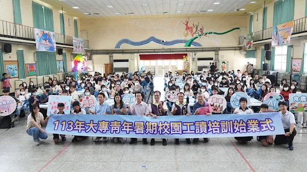 ▲彰化縣政府招募523名大專青年返鄉參與暑期工讀營隊，於今天上午在彰化市平和國小舉辦113年度大專青年學生暑期工讀營隊教育培訓開幕式。（記者林明佑攝）