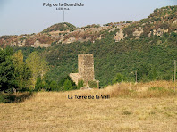 La Torre de la Vall amb el Puig de la Guardiola al seu darrere