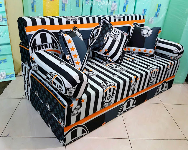 Contoh Sofa bed inoac motif BOLA JUVENTUS