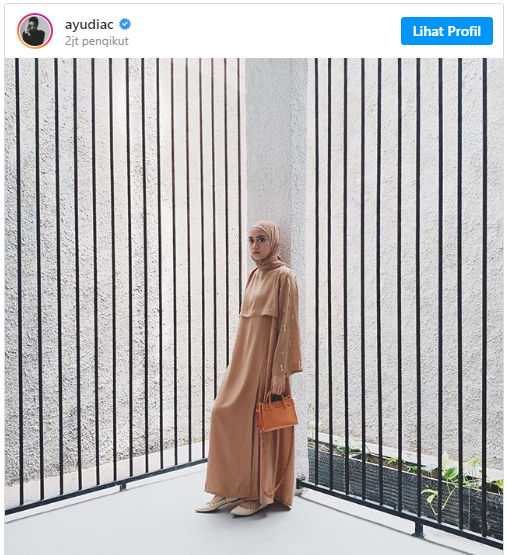 OOTD Hijab Simple dan Stylish ala Ayudia Bing Slamet