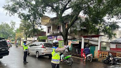 Gatur Pagi Gerimis, Personel Polres Cianjur Ingatkan Pengendara Agar Berhati-Hati Dalam Berkendara