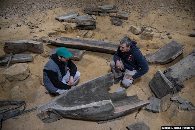 Σε αυτή τη φωτογραφία από τον Μάιο του 2020, οι αρχαιολόγοι επιθεωρούν τμήματα ενός παλαιότερου ξύλινου ρωμαϊκού πλοίου που ανακαλύφθηκε κοντά στην αρχαία πόλη. Οι αρχαιολόγοι πιστεύουν ότι τα δύο πλοία και τα τρία κανό που αποκαλύφθηκαν μέχρι στιγμής στην περιοχή είτε βυθίστηκαν είτε εγκαταλείφθηκαν στην όχθη του ποταμού.