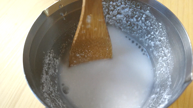 白玉粉は、事前に少量の水で溶いてから加えます。