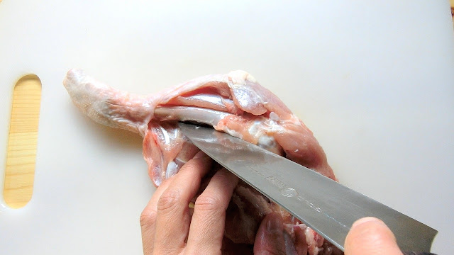 鶏肉の骨に沿って包丁で切れ目を入れます