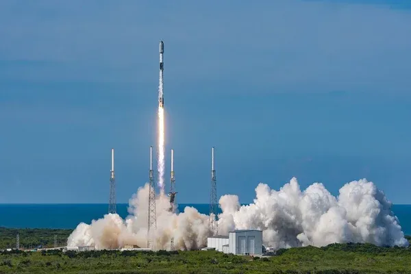 Roket Falcon 9 Milik SpaceX Meluncurkan 21 Satelit Starlink