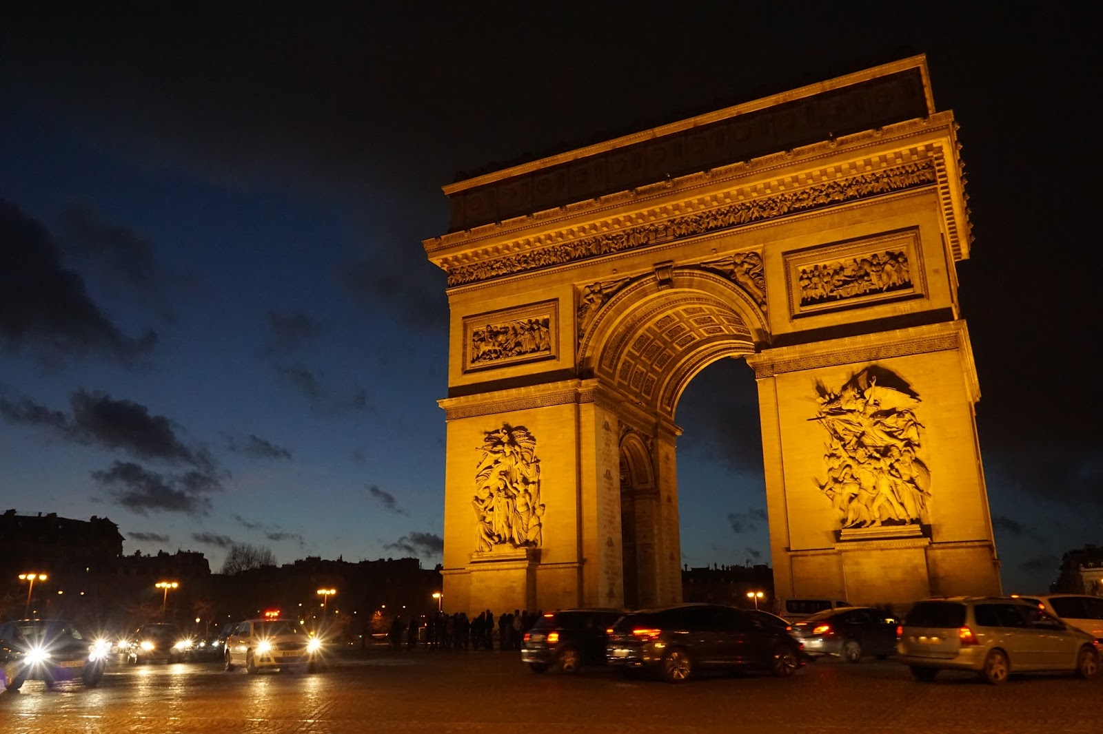 エトワールの凱旋門（Arc de triomphe de l'Étoile）　車専用の道路（ラウンドアバウト）