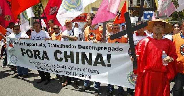 Brasil: protestos populares contra os males da penetração econômica chinesa no País.