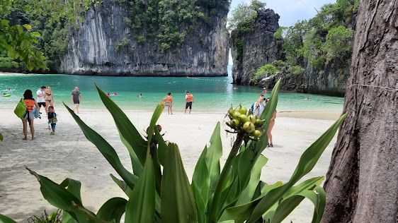 The beautiful beach of Hong Island