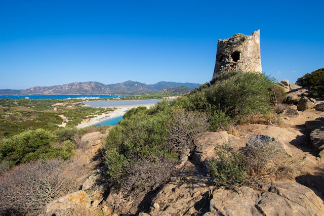 Spiaggia di Porto Giunco-Sentiero per la torre di Porto Giunco