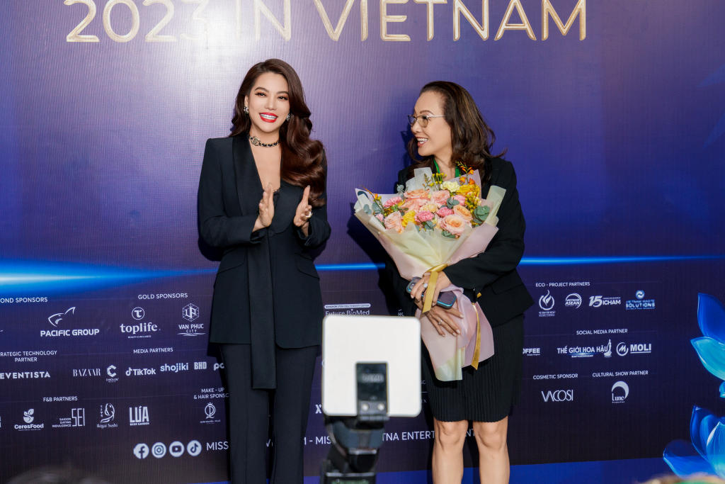 Thí sinh Miss Earth 2023 hào hứng khi đội nón lá Việt Nam