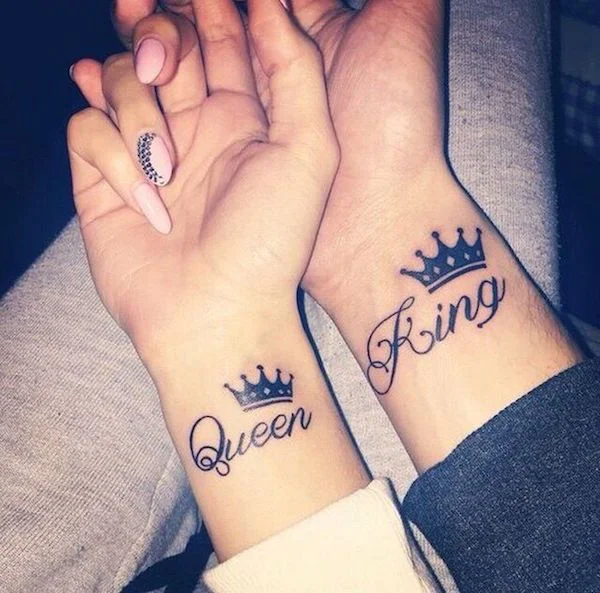 Vemos un tatuaje en pareja de corona de reina y de rey