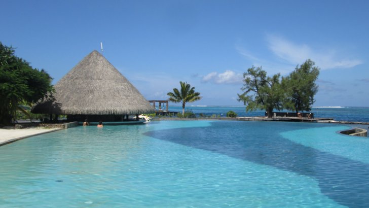 Piscine à débordement du Manava Suite Resort à Tahiti