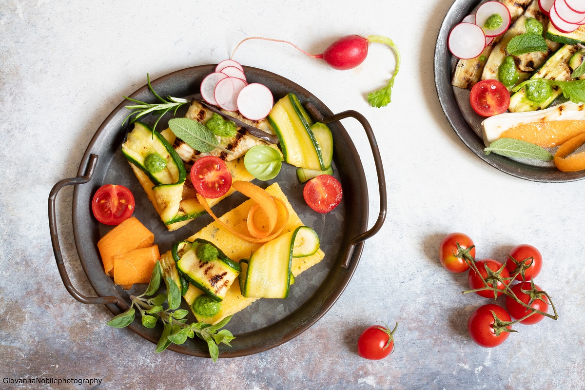 Grigliata di polenta e verdure con crema di rucola