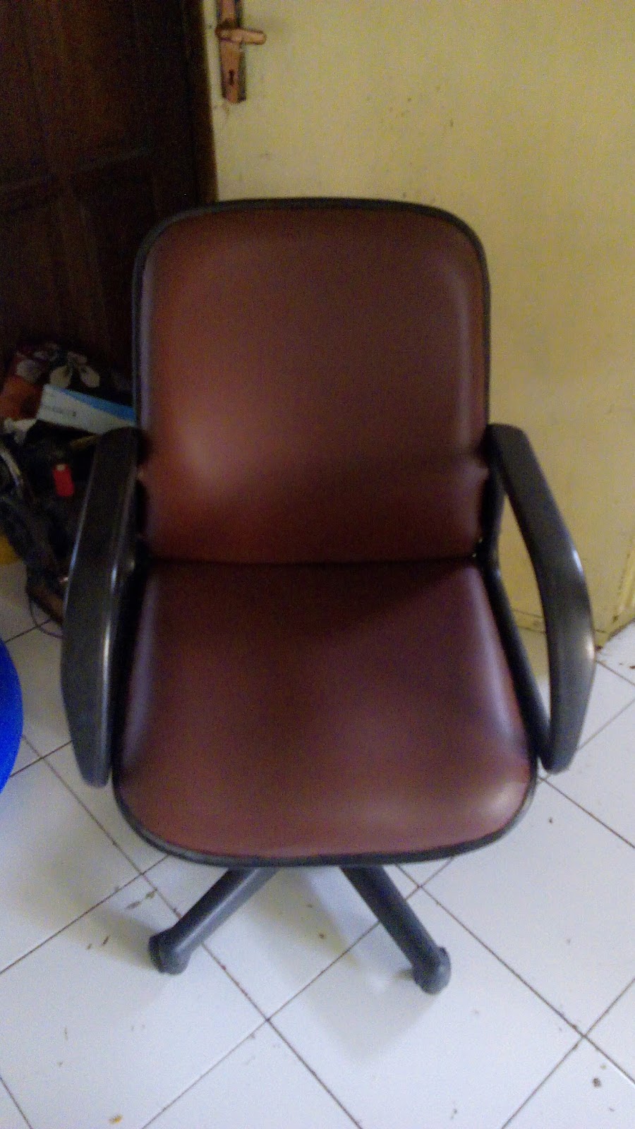 SERVICE KURSI  SOFA DI KANTOR  BANDUNG Ganti  kain kulit  