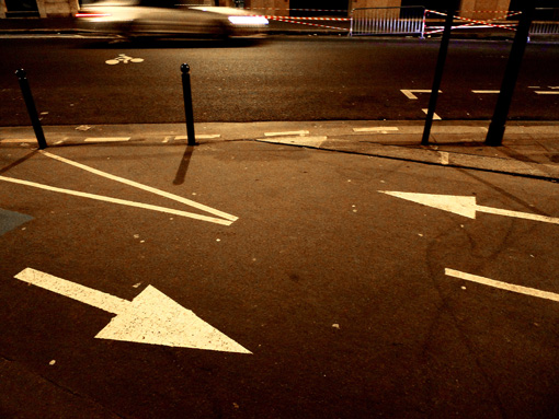 paris by night paris la nuit signalisation fleche