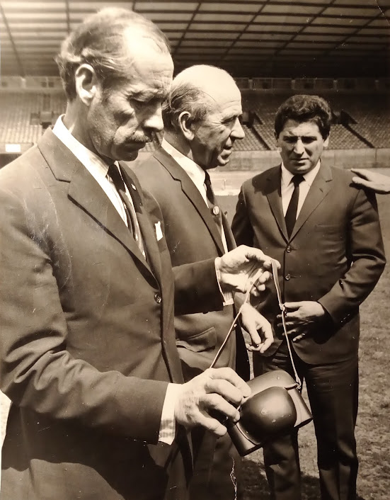 Jorge Kistenmacher, Juan Eulogio Urriolabeitia y Sir Matt Busby en Old Trafford el 12 de junio de 1968