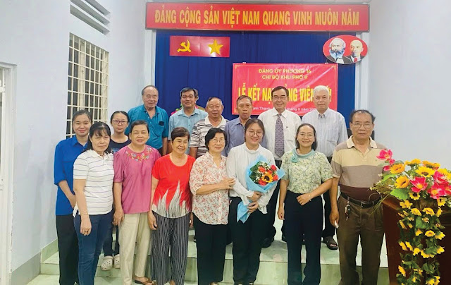 Đảng viên Chi bộ Khu phố 9 chụp ảnh lưu niệm  cùng đảng viên mới Lê Thị Hồng Hạnh. (Ảnh: HG)
