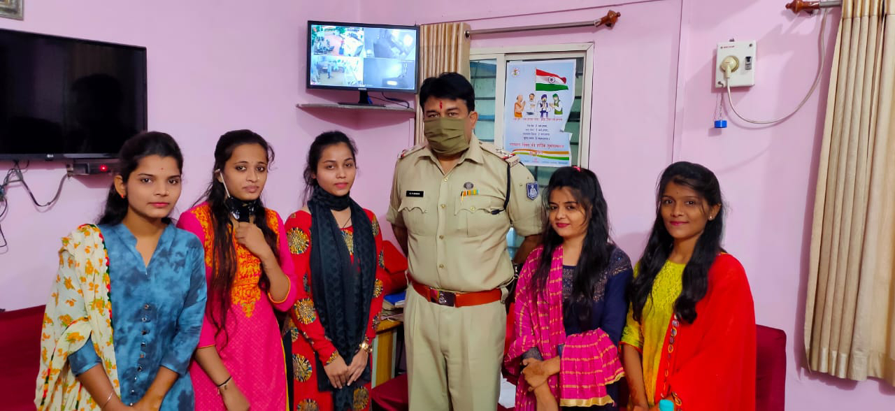 पुलिस कार्यवाही ने संबल प्रदान किया सिंधिबस्ति में खुशी में बच्चियों ने थाना प्रभारी को राखी बांधी 