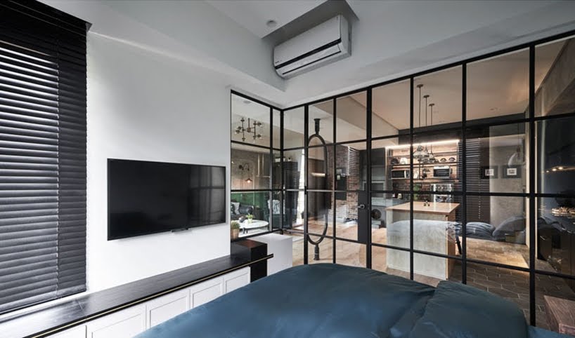 Los elementos interiores oscuros establecen el estado de ánimo en este apartamento en Taiwán