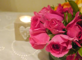 seara romantica - buchet de trandafiri roz si lumanare in suport inima