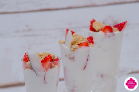 Cônes de coulis de fraises, de chantilly coco et de fraises avec un crumble de biscuits - Foodista Challenge #18