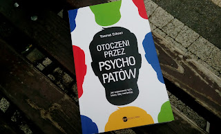 http://mamadoszescianu.blogspot.com/2018/06/otoczeni-przez-psychopatow-thomas.html