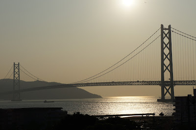 五色塚古墳から見た明石海峡大橋(神戸市垂水区)