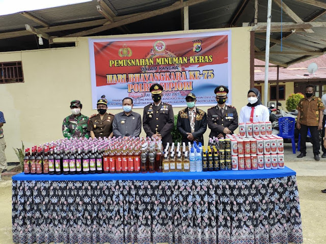 Polres Supiori Musnahkan Ratusan Botol Miras di HUT Bhayangkara ke 75