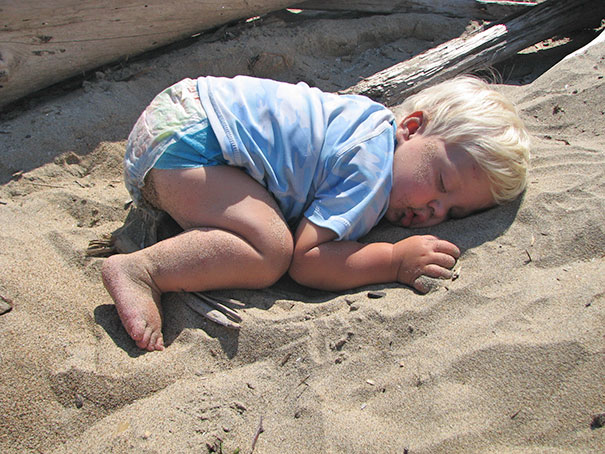 15+ Hilarious Pics That Prove Kids Can Sleep Anywhere - Sandy Nap