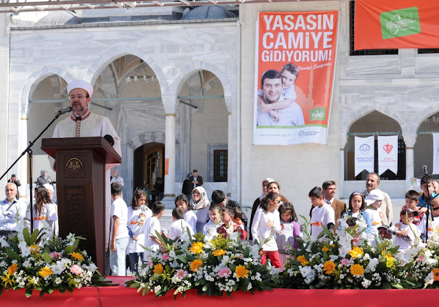 diyanet işleri başkanı genç nesle vaaz verirken