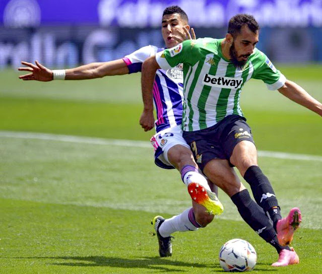 Borja Iglesias se adelanta a El Yamiq. REAL VALLADOLID C. F. 1 REAL BETIS BALOMPIÉ 1. 02/05/2021. Campeonato de Liga de 1ª División, jornada 34. Valladolid, estadio José Zorrilla. GOLES: 0-1: 48’, Ruibal. 1-1: 67’, Weissman.