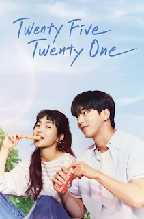 Na Hee-do dan Baek Yi-jin dari drama Twenty-Five Twenty-One (2022) berdiri berseberangan sambil tersenyum di bawah cahaya matahari sore, mencerminkan kisah cinta, persahabatan, dan perjuangan masa muda di tengah krisis era 1990-an.