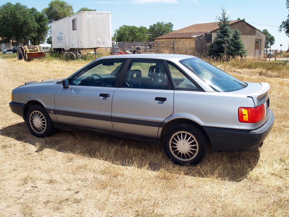 The Audi 80 was the cheaper of the Audi 80 90 range It has cloth seats