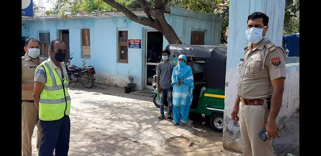 मृतक के शव को कंधा देने के लिए शालीमार गार्डन चौकी प्रभारी शशि चौधरी ने बढ़ाया हाथ