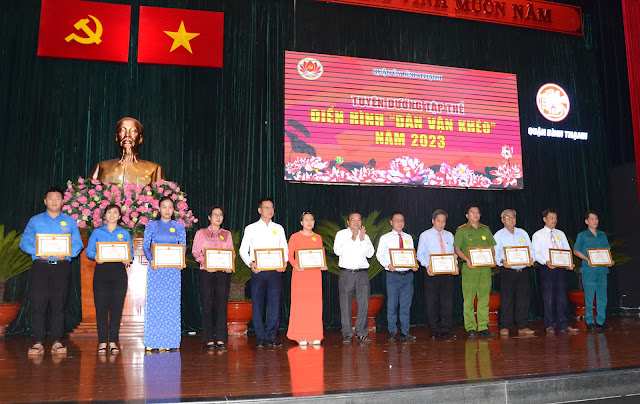 Đồng chí Nguyễn Thành Trung, Trưởng Phòng Dân tộc - Tôn giáo Ban Dân vận Thành ủy trao Giấy khen cho các tập thể điển hình “Dân vận khéo”.