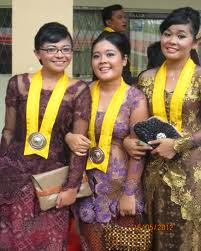 Kebaya Modern Elegan Wisuda