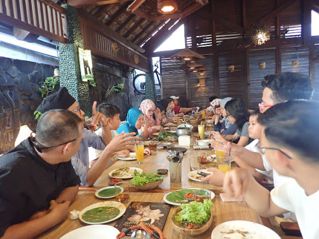 makan siang di resto sedep malem bandung