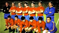 Selección de ESPAÑA - Temporada 1969-70 - Iríbar, Sol, Gallego, Eladio, Uriarte, Costas, Miguel Reina; Lora, Amancio, Gárate, Arieta II, Rojo I y Ángel Mur (masajista) - ESPAÑA 2 (Amancio y Arieta II), ITALIA 2 (Anastasi y Riva) - 21/02/1970 - Partido amistoso - Madrid, estadio Santiago Bernabeu - Alineación: Iríbar; Sol, Gallego (Violeta, 75'), Eladio; Costas (Grosso, 46'), Uriarte; Lora, Amancio, Gárate, Arieta II y Rojo I