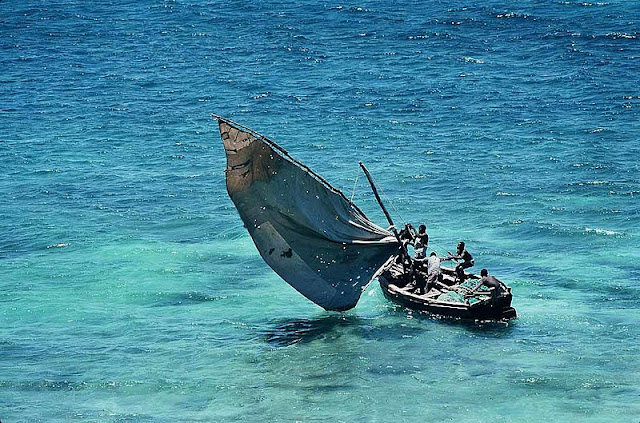 Perahu layar tradisional di Ilha de Moçambique