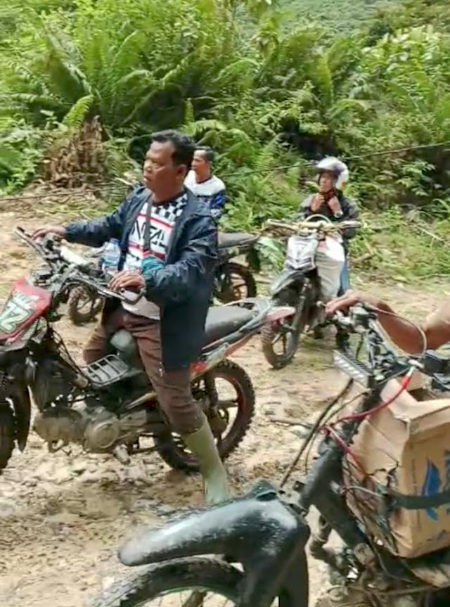  Pakai Trabas, Asril Datuak Putiah serahkan Bantu Korban Banjir di Langgai 