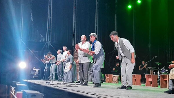 Huelva disfruta de un recital de carnaval de Tino Tovar con 'Clandestino'