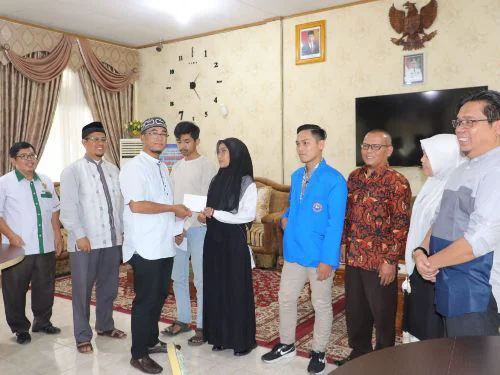 Wako Rida Ananda Bersama Baznas Serahkan Bantuan 1 Juta Untuk 35 Mahasiswa