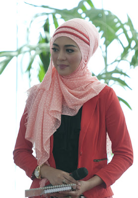 hijab cantik nuri maulida 1 Hijab Cantik Ala Nuri Maulida