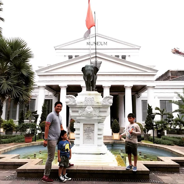 foto anak anak di museum nasional jakarta