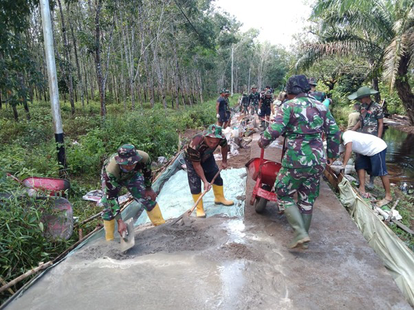 Wujudkan Warga Tangguh, TNI Bangun Semangat Gotong Royong dan Kebersamaan Melalui TMMD Ke-111 Kodim 1207/Pontianak