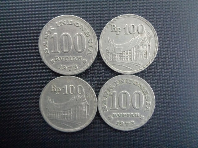 Uang Koin Logam Kuno 100 Rupiah Tebal Tahun Emisi 1973 Gambar Rumah Gadang