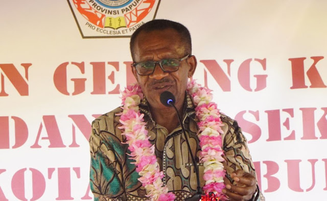 Orang Tua Terbebani Biaya Penamatan Sekolah, Frans Pekey Ambil Tindakan